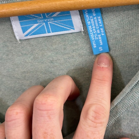 Elegant Green V-Neck Blouse - Picture 3 of 3